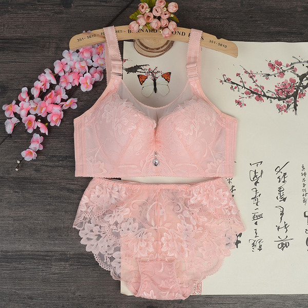 Modern fehérnemű szett melltartóval és csipkés bikinivel