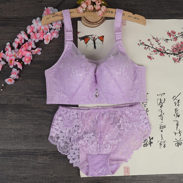 Modern fehérnemű szett melltartóval és csipkés bikinivel