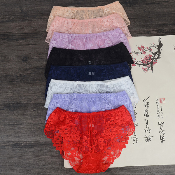 Modern fehérnemű szett melltartóval és csipkés bikinivel