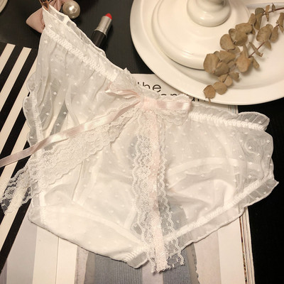 Fehérnemű csipkeszalaggal és hálóval