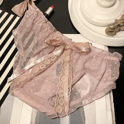 Fehérnemű csipkeszalaggal és hálóval