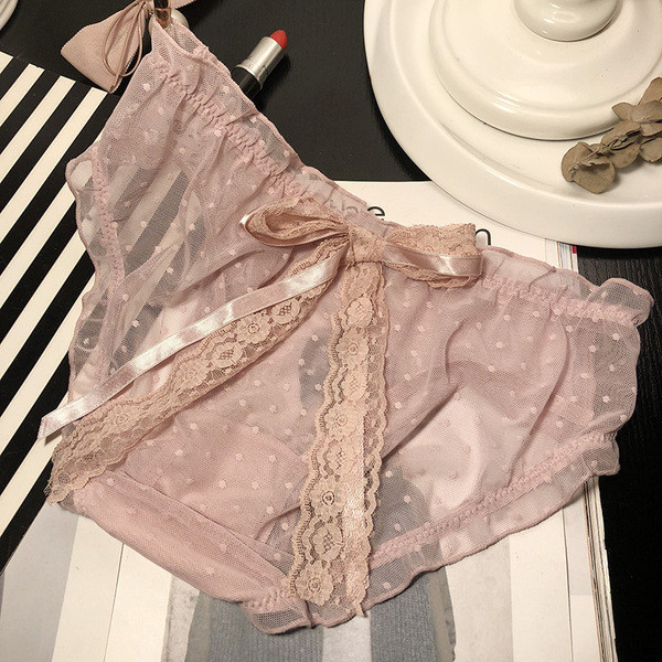 Fehérnemű csipkeszalaggal és hálóval