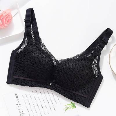 Aktuális női melltartó szalaggal és csipkével