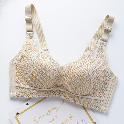 Aktuális női melltartó szalaggal és csipkével