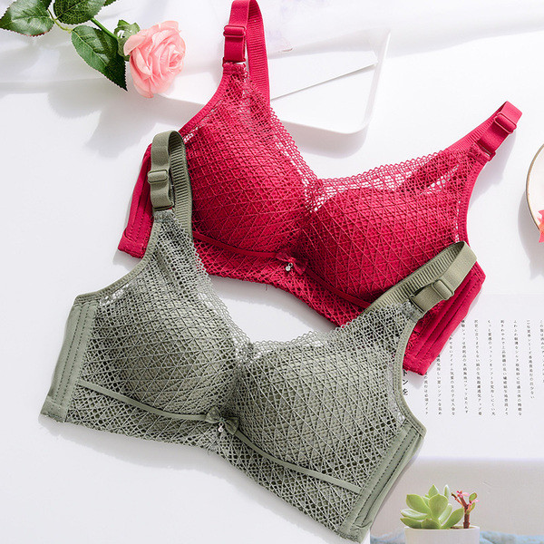 Aktuális női melltartó szalaggal és csipkével