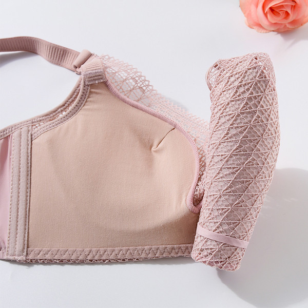 Aktuális női melltartó szalaggal és csipkével