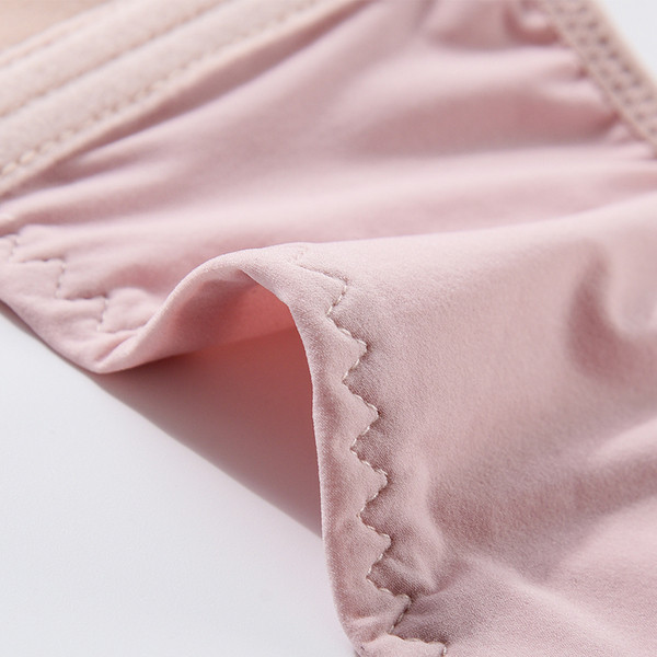 Aktuális női melltartó szalaggal és csipkével