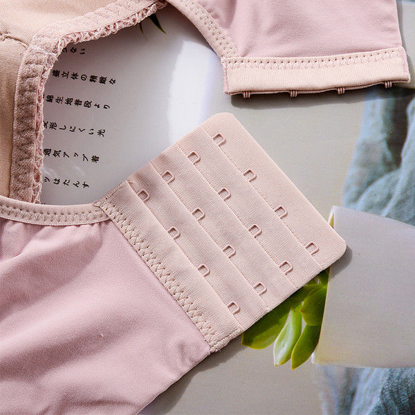 Aktuális női melltartó szalaggal és csipkével