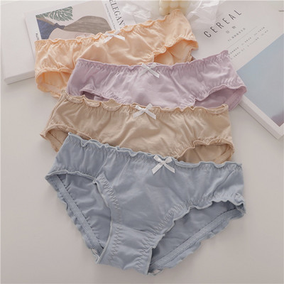 Ένα σετ από τέσσερα τεμάχια  γυναικεία μπικίνι