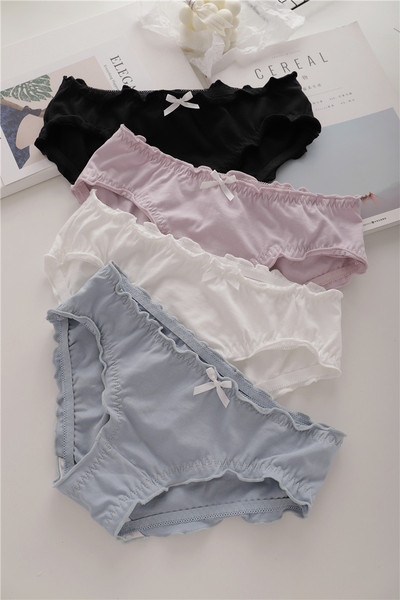 Ένα σετ από τέσσερα τεμάχια  γυναικεία μπικίνι