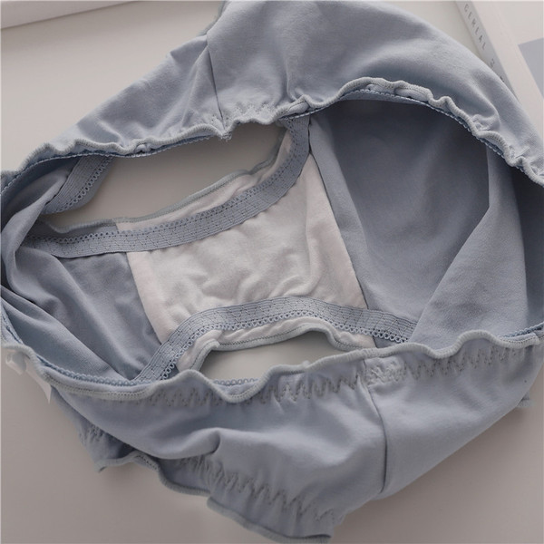 Ένα σετ από τέσσερα τεμάχια  γυναικεία μπικίνι