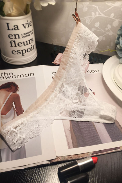 Női csipke tangák szalaggal