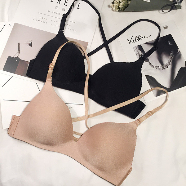 Női melltartó, hátul keresztezett vékony pántokkal