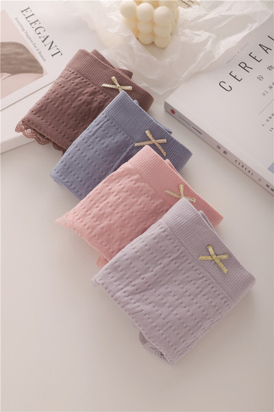 Négy darab női bikini szett légáteresztő anyagból, csipkével