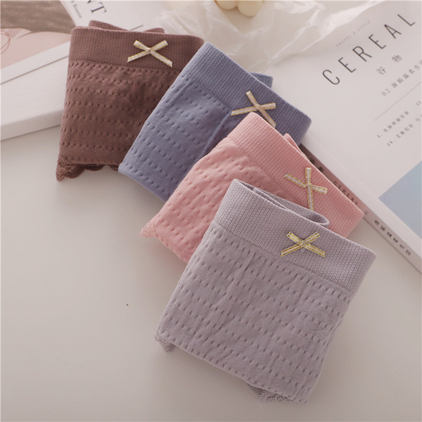 Négy darab női bikini szett légáteresztő anyagból, csipkével