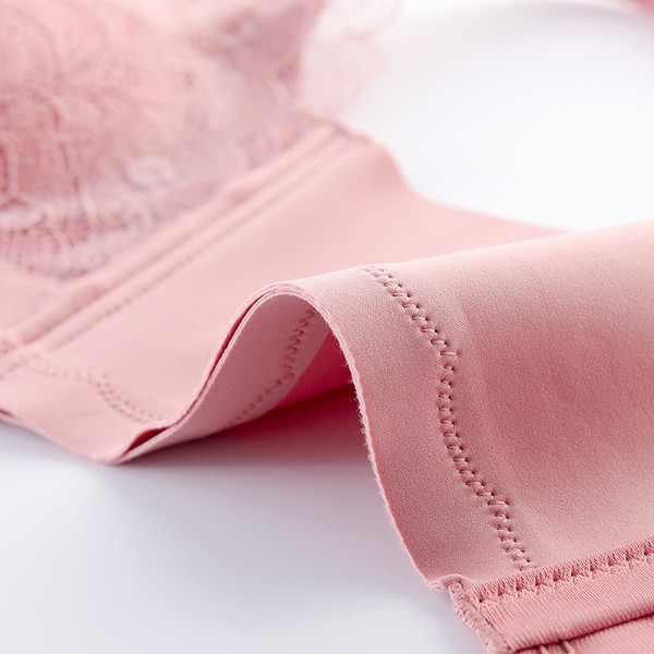 Μοντέρνο γυναικείο σουτιέν από δαντέλα με κορδέλα