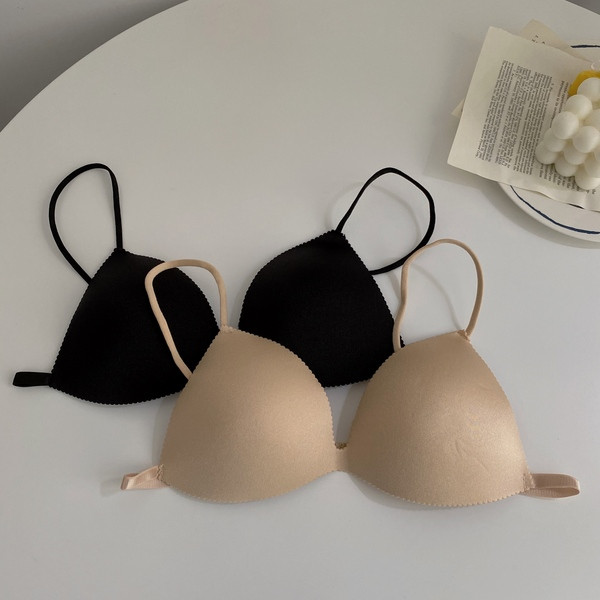 Sima női melltartó háromszög alakú, vékony pántokkal