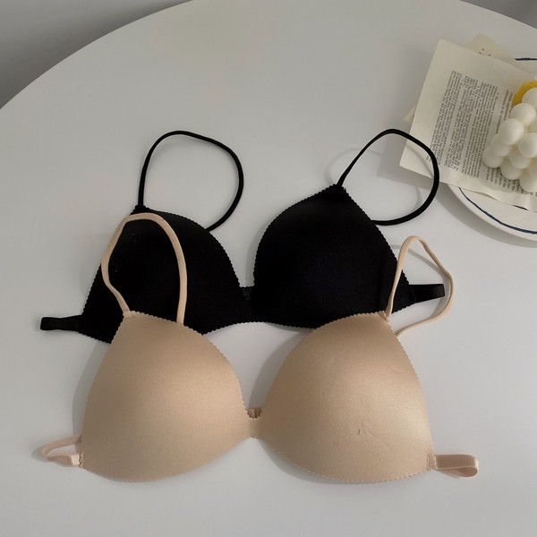 Sima női melltartó háromszög alakú, vékony pántokkal