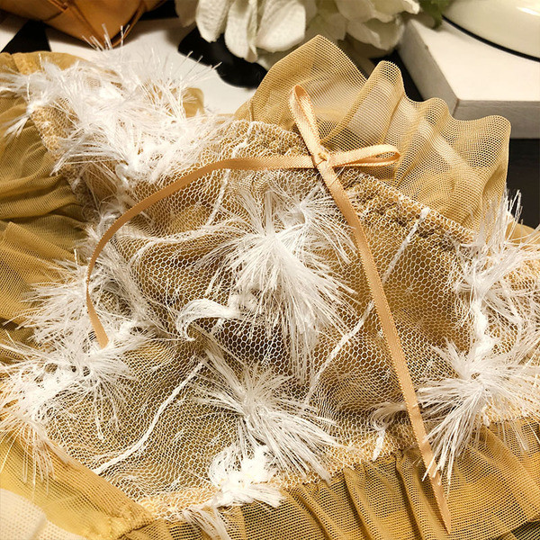 Női bikini tüllel és tollal