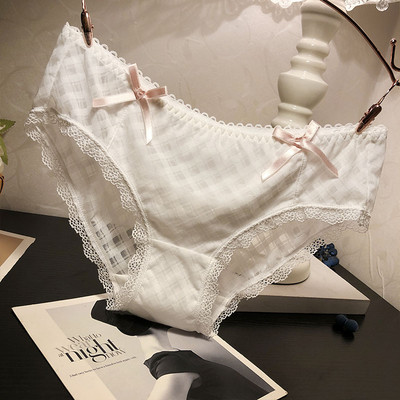 Női bikini csipkével és szalagokkal