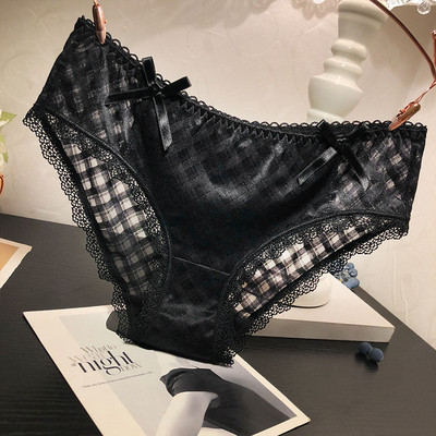 Női bikini csipkével és szalagokkal