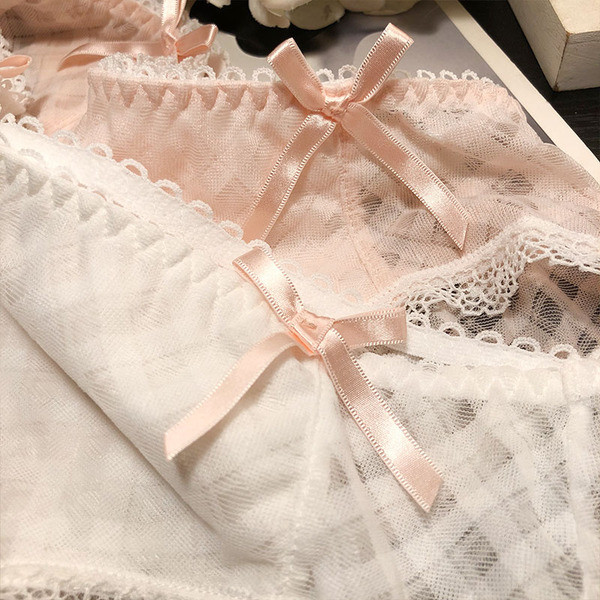 Női bikini csipkével és szalagokkal