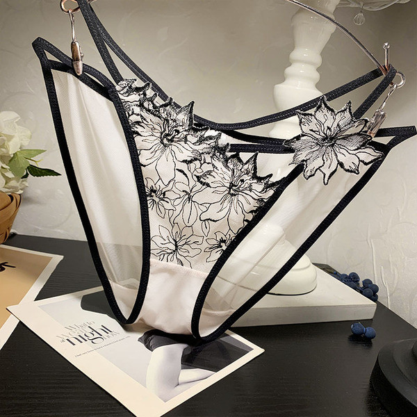 Női bikini hálóval és virágokkal