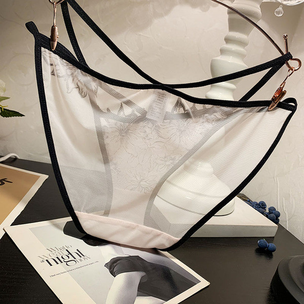 Női bikini hálóval és virágokkal