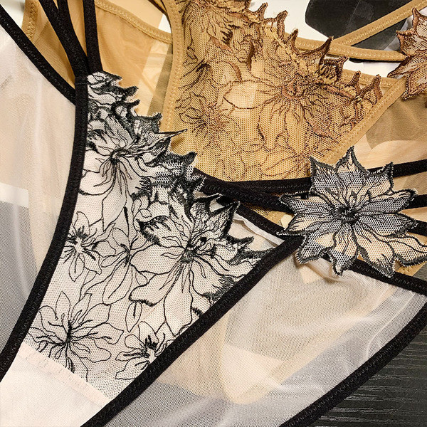 Női bikini hálóval és virágokkal