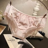 Női bikini csipkével és keresztkötéssel