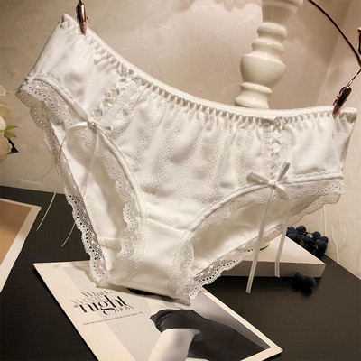 Női bikini csipkével és keresztkötéssel