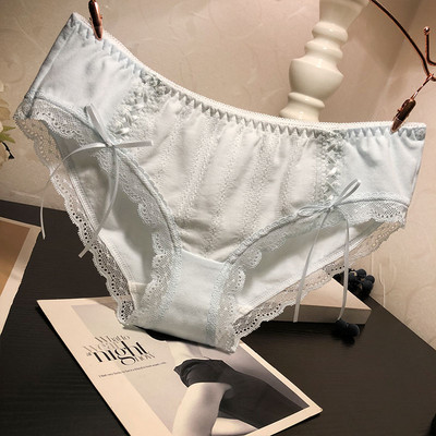 Női bikini csipkével és keresztkötéssel