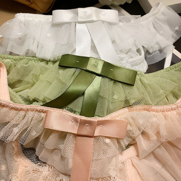 Női bikini csipkével és szalaggal - vágott résszel