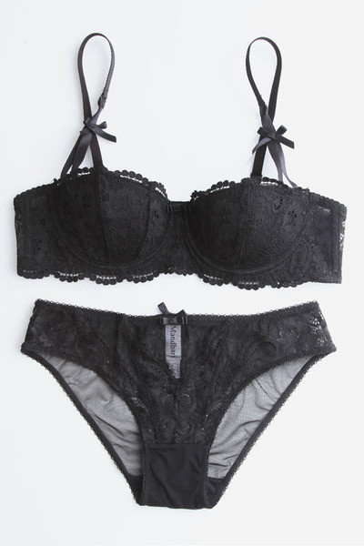 Korszerű női fehérnemű szett két részből, csipkével