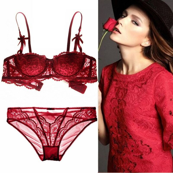 Korszerű női fehérnemű szett két részből, csipkével