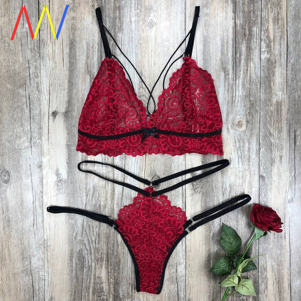 Intim szett nőknek csipkével és pántokkal