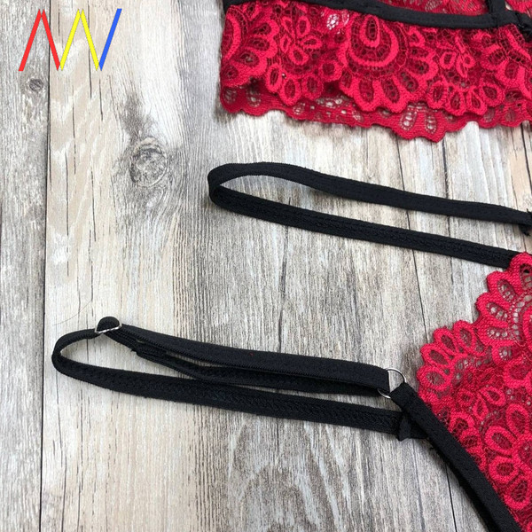 Intim szett nőknek csipkével és pántokkal