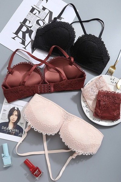 Modern fehérnemű szett melltartóval és csipkés bikinivel