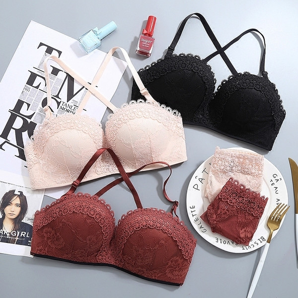 Modern fehérnemű szett melltartóval és csipkés bikinivel