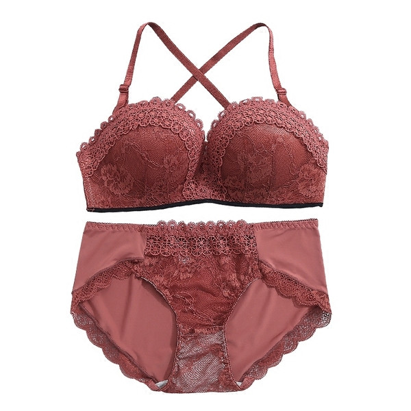 Modern fehérnemű szett melltartóval és csipkés bikinivel