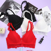 Μοντέρνο γυναικείο σουτιέν με τριγωνικό σχήμα και δαντέλα