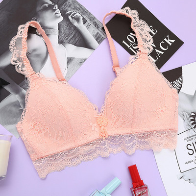 Μοντέρνο γυναικείο σουτιέν με τριγωνικό σχήμα και δαντέλα