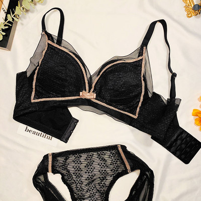 Női csipke fehérnemű szett melltartóval és bikinivel