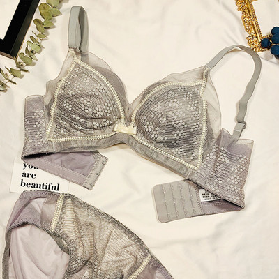 Női csipke fehérnemű szett melltartóval és bikinivel