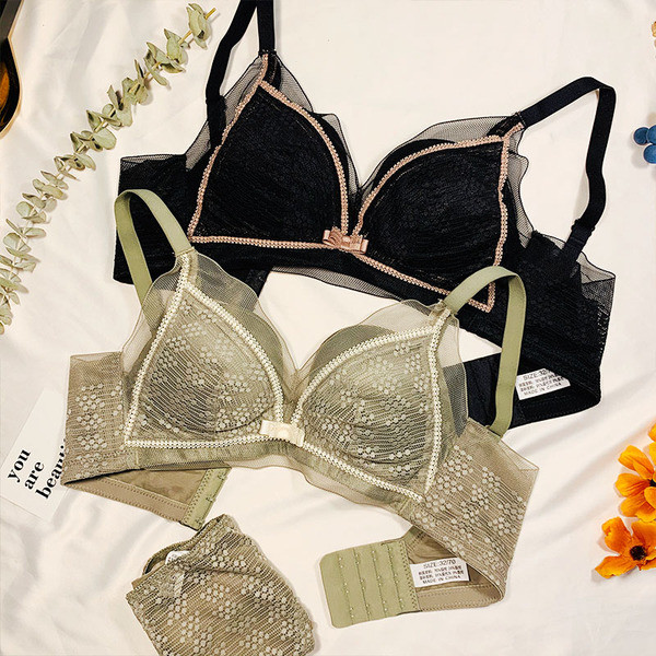 Női csipke fehérnemű szett melltartóval és bikinivel