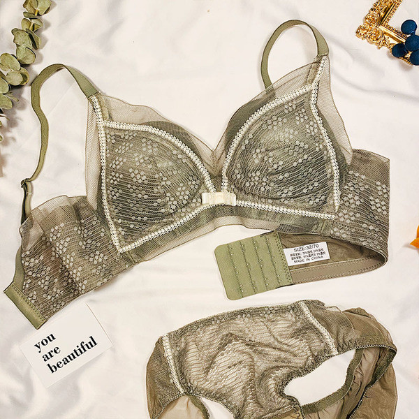 Női csipke fehérnemű szett melltartóval és bikinivel