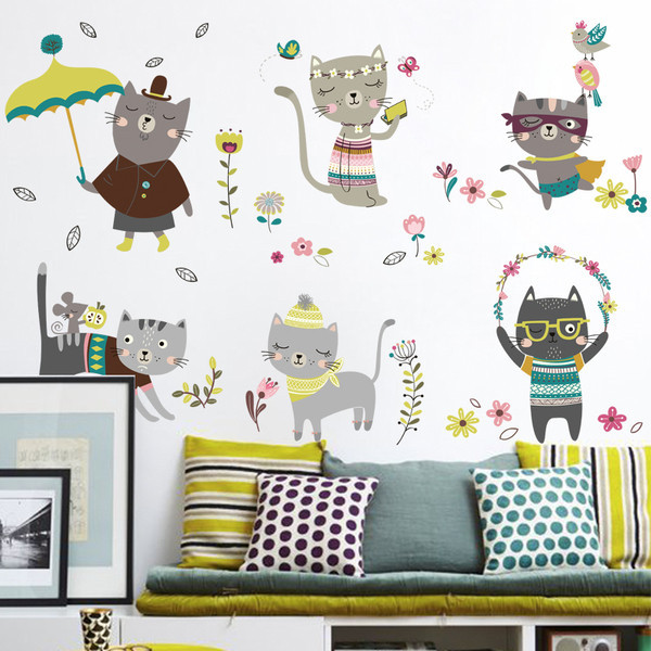 Gyermekszoba dekoráció macskákkal és különféle elemekkel