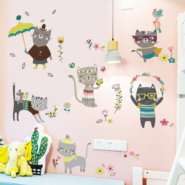 Gyermekszoba dekoráció macskákkal és különféle elemekkel