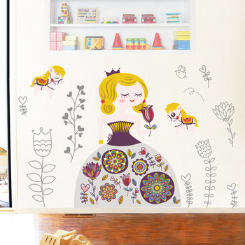 Διακόσμηση τοίχου με διάφορα στοιχεία και λουλούδια