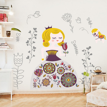 Διακόσμηση τοίχου με διάφορα στοιχεία και λουλούδια